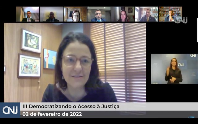 Foto mostra momento da reunião, com destaque à conselheira do CNJ Flávia Pessoa.