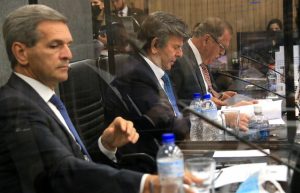 Foto mostra momento da assinatura do acordo no Plenário do CNJ.