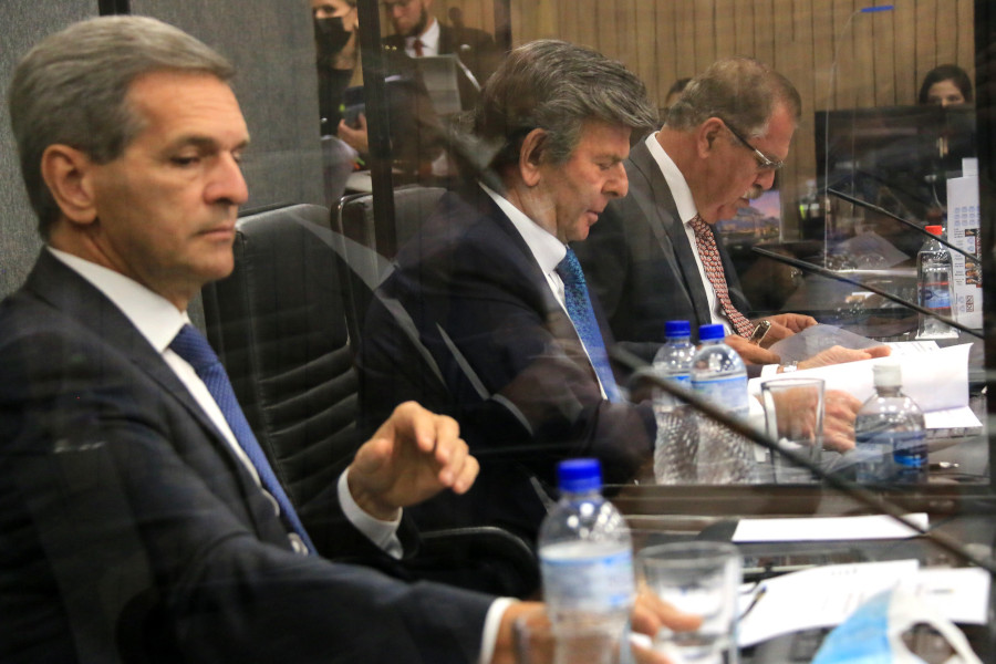 Foto mostra momento da assinatura do acordo no Plenário do CNJ.