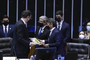 Ministro Luiz Fux entrega o relatório anual de atividades do Conselho Nacional de Justiça ao presidente do Congresso Nacional, senador Rodrigo Pacheco - Foto: Jefferson Rudy/Agência Senado