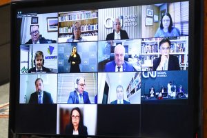 Foto mostra telão com participantes por videoconferência do evento de assinatura de contrato entre CNJ e Dataprev.
