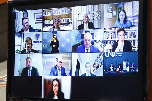 Foto mostra telão com participantes por videoconferência do evento de assinatura de contrato entre CNJ e Dataprev.