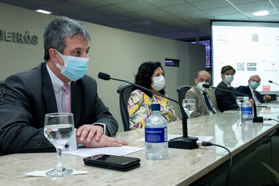 Foto mostra participantes da mesa de abertura do curso presencial no TJCE. Em destaque, o conselheiro mauro Martins fazendo sua apresentação.