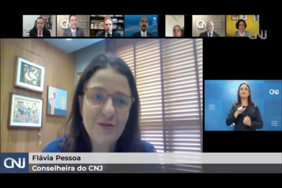 Foto de momento do encontro por videoconferência, estando em destaque a conselheira do CNJ Flávia Pessoa.