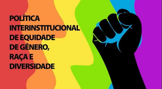Sobre um fundo com composição de cores do arco-íris, uma mão na cor preta com os punhos fechados. Texto: Política Interinstitucional de Equidade de Gênero, Raça e Diversidade.
