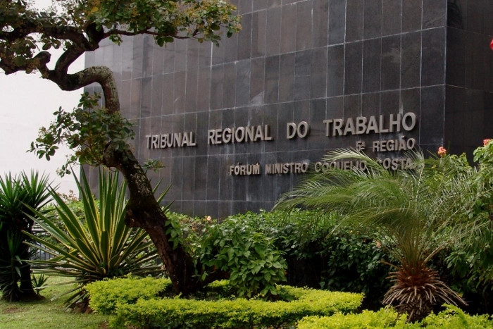 Foto de detalhe da fachada da sede do Tribunal Regional do Trabalho da 5ª Região (TRT5), em Salvador (BA).