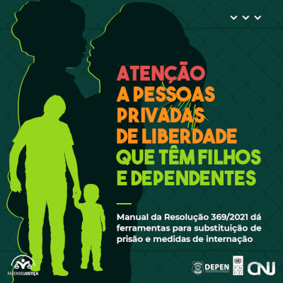Imagem da silhueta de uma mãe carregando o filho no colo sobreposta pela silhueta menor de um pai de mãos dadas com o filho. Tudo sobre fundo verde. Texto: Atenção a pessoas privadas de liberdade que têm filhos e dependentes. Manual da Resolução 369/2021 dá ferramentas para substituição de prisão e medidas de internação.