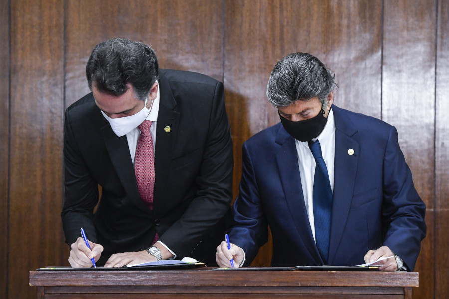 Foto mostra o presidente do Senado e o presidente do CNJ assinando o ato que institui a comissão de juristas.