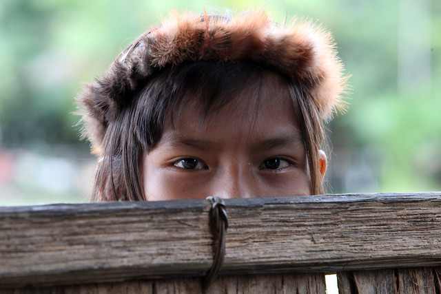 Foto de criança indígena da região do Alto Rio Negro (AM).