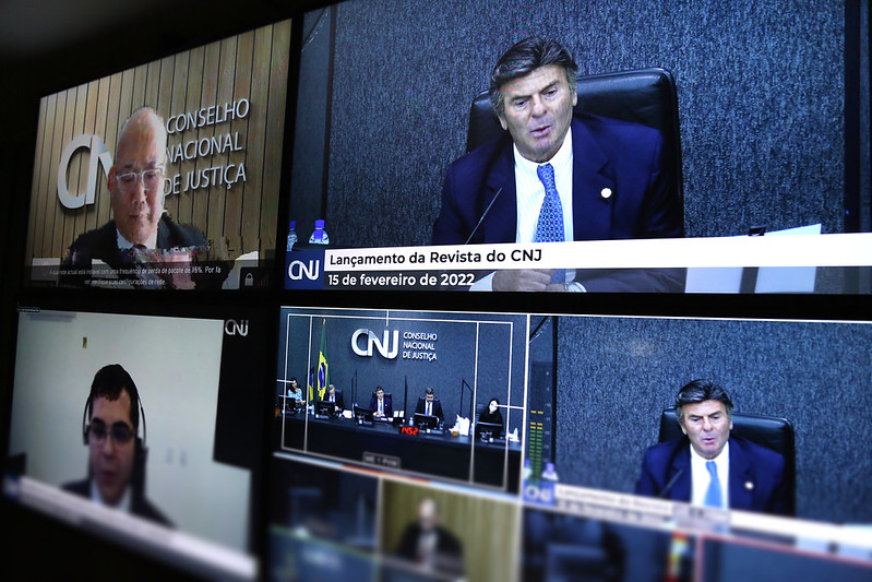 Foto de monitor de computador transmitindo por videoconferência o evento de lançamento da Revista CNJ.