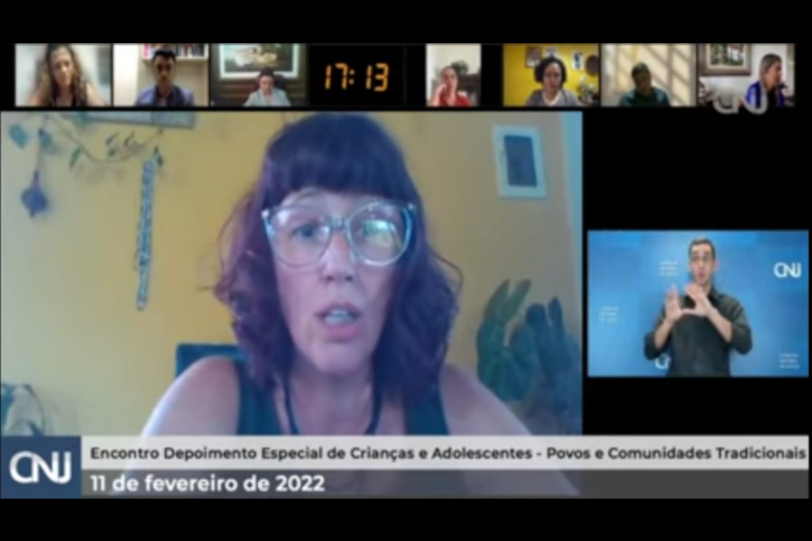 Foto mostra momento do painel realizada por videoconferência, com destaque à pesquisadora Luciana Ouriques.