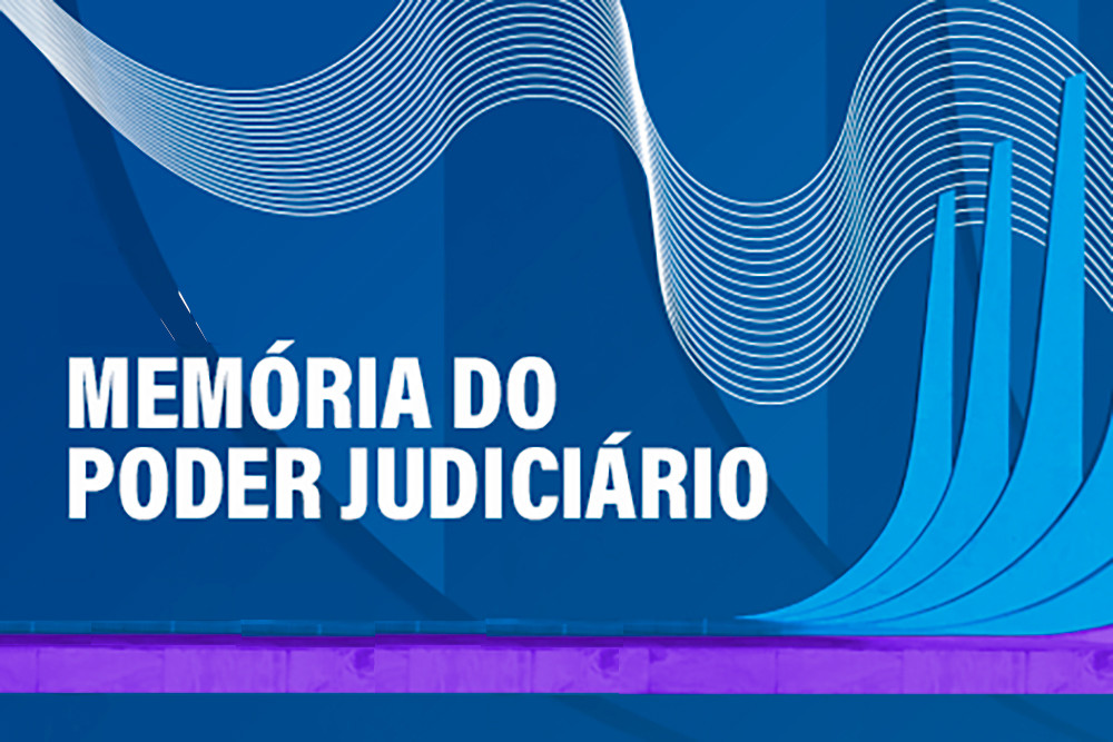 Fundo em azul com grafismos com uma barra lilás em baixo. Texto: Memória do Poder Judiciário.