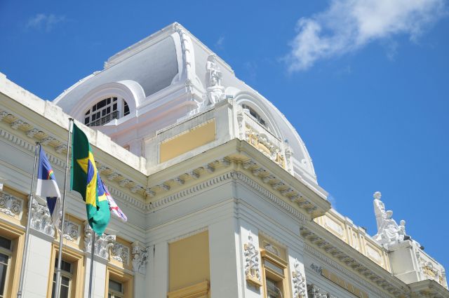 Foto de detalhe da fachada do Tribunal de Justiça de Pernambuco (TJPE), em Recife (PE)