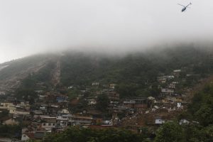 Foto mostra visão aérea da região afetada pelas chuvas em Petrópolis (RJ).