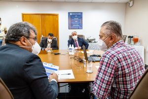 Foto mostra sala de reunião no TJMT com os participantes do encontro.