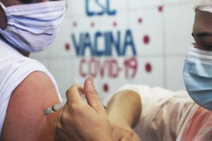 Foto mostra o braço de uma pessoa recebendo a vacina contra a Covid-19.