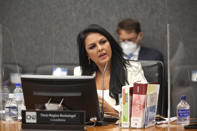 Foto da conselheira Tânia Regina Silva Reckziegel sentada no Plenário durante sessão ordinária.