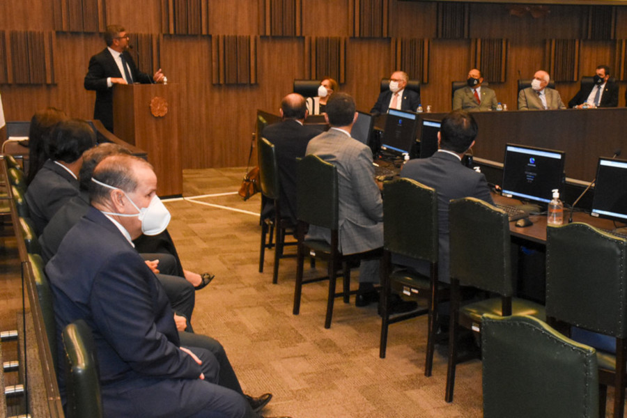 Foto mostra secretário-geral do CNJ em um púlpito falando com os representantes dos tribunais mineiros presentes à reunião.