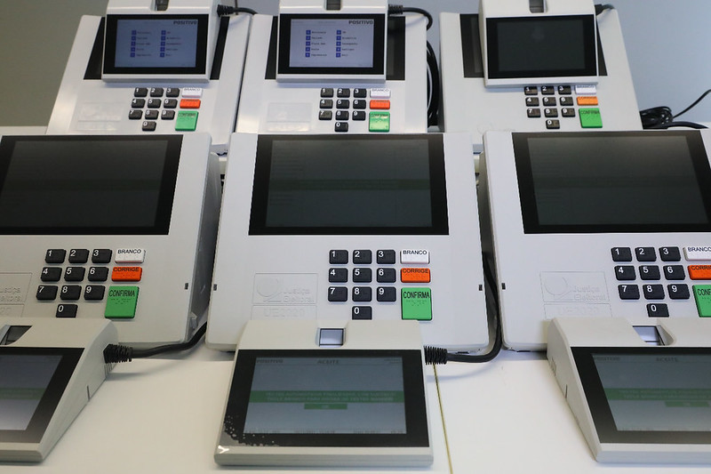 Foto de lote de urnas eletrônicas fabricadas em Ilhéus (BA) para serem utilizadas nas eleições de 2022.
