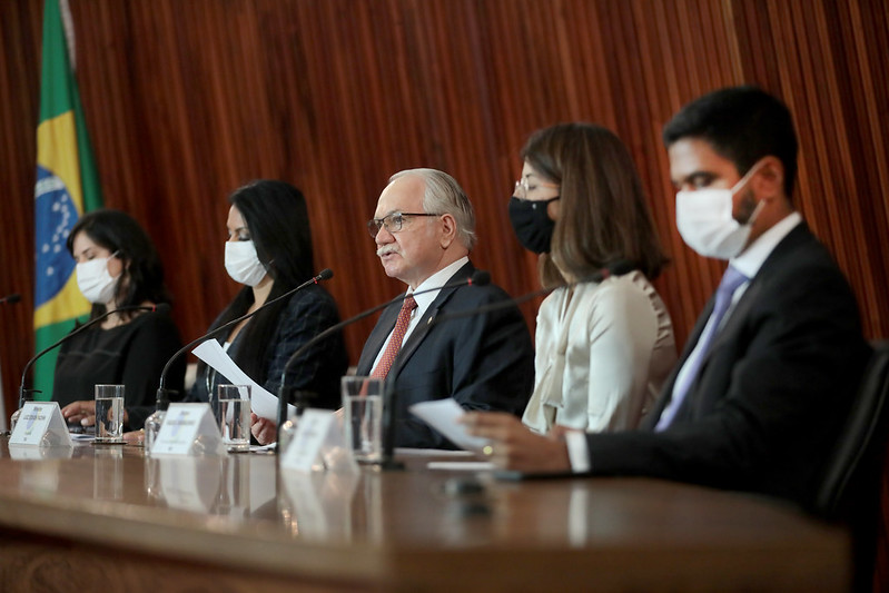 Foto da bancada principal do Plenário do TSE durante o evento, estando ao centro o ministro Edson Facchin.