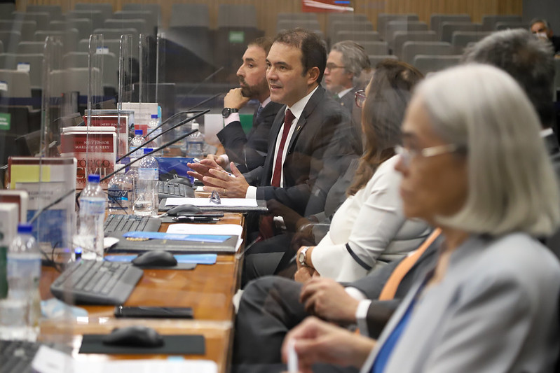 Foto mostra bancada no Plenário do CNJ com conselheiros e conselheiras e, ao centro, em destaque, o conselheiro Márcio Luiz Freitas apresentando seu voto.