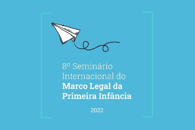 Sobre fundo azul, ilustração de um avião de papel voando. Texto: 8º Seminário Internacional do Marco Legal da Primeira Infância.