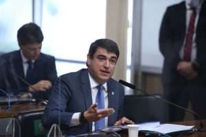 Foto mostra o conselheiro Bandeira falando em reunião no Senado Federal.