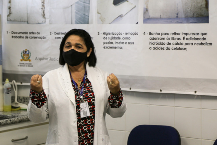 Foto mostra a servidora Vera Lúcia apresentando aula do curso.