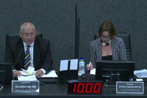 Foto mostra a bancada principal do Plenário do CNJ, estando sentandos o conselheiro Richard Pae Kim (à esquerda) e a juíza auxiliar Dayse Starling Motta.