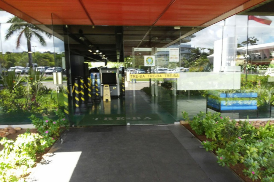 Foto da entrada do Tribunal Regional Eleitoral da Bahia.