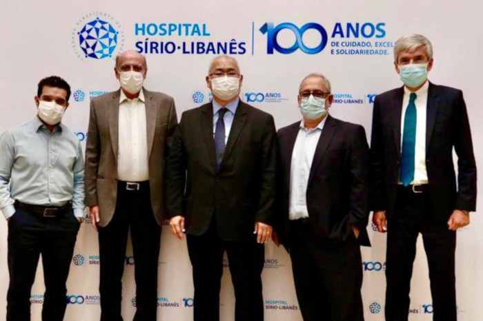 Foto mostra pessoas participantes da reunião posando.