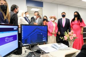 Foto de momento da inauguração com a visita a ambientes da Ouvidoria Nacional da Mulher.