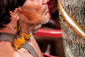 Foto mostra detalhe do rosto de homem indígena.