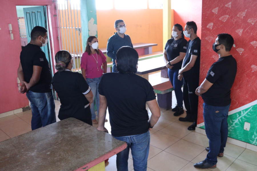 Foto mostra as equipes do TJAP e da unidade socioeducativa conversando em roda durante momento da inspeção.
