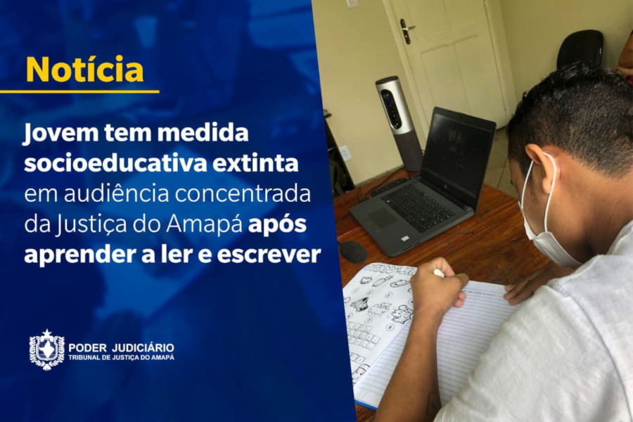 Foto mostra o jovem sentado fazendo liça de casa em um livro.