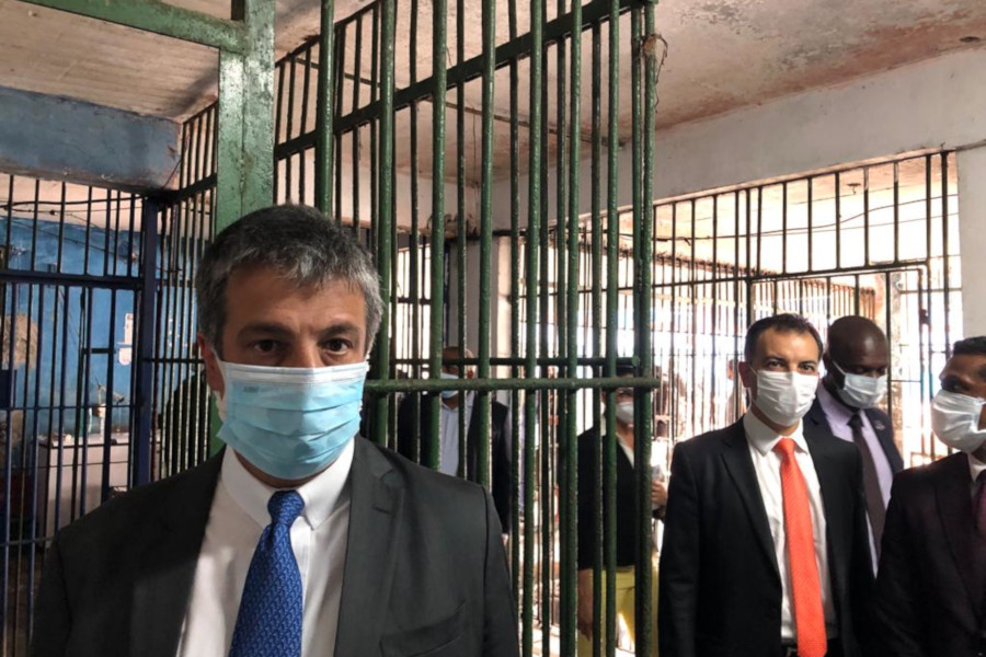Foto mostra o conselheiro Mauro Martins durante visita à Penitenciária Lemos Brito, em Salvador (BA).