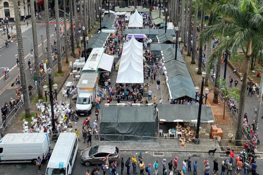 Vista aérea do mutirão de atendimento à população em situação de rua na Praça da Sé, em São Paulo (SP).