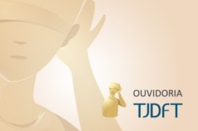 Ilustração mostra a estátua de Têmis com a mão esquerda no ouvido, como se estivesse escutando. Texto: Ouvidoria TJDFT.