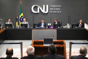 Foto mostra Plenário do CNJ durante lançamento do Pacto do Judiciário pelos Direitos Humanos.
