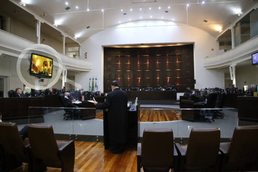 Foto mostra o plenário do TRT9 com desembargadores e desembargadoras participando presencialmente e por videoconferência.
