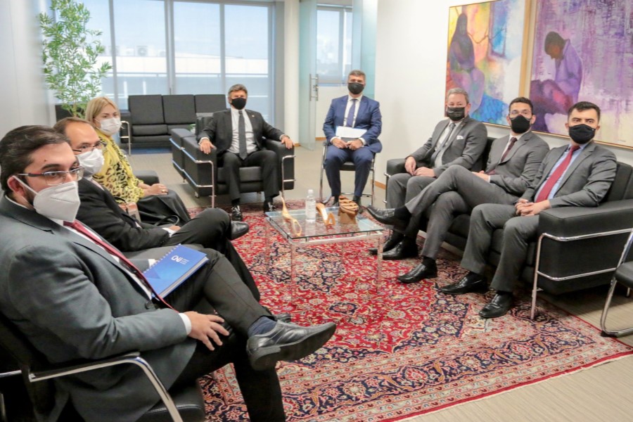 Foto mostra pessoas participantes da reunião sentados em sofás e poltronas no gabinete do ministro Fux, na sede do CNJ, em Brasília.