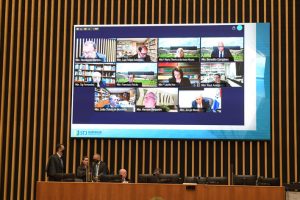 Foto no plenário do STJ mostra painel de LED com os ministros na reunião do Conselho de Administração que aprovou a política de comunicação do tribunal.