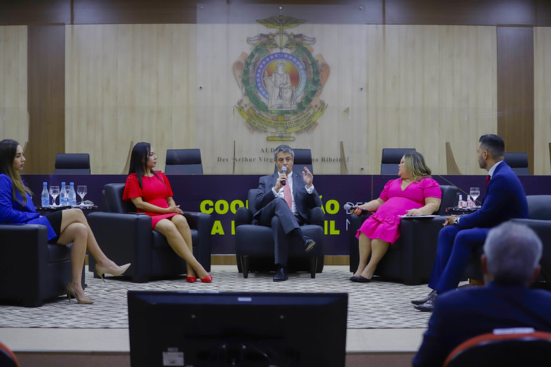 Foto mostra o conselheiro Mauro Martins falando no Plenário do TJAM.