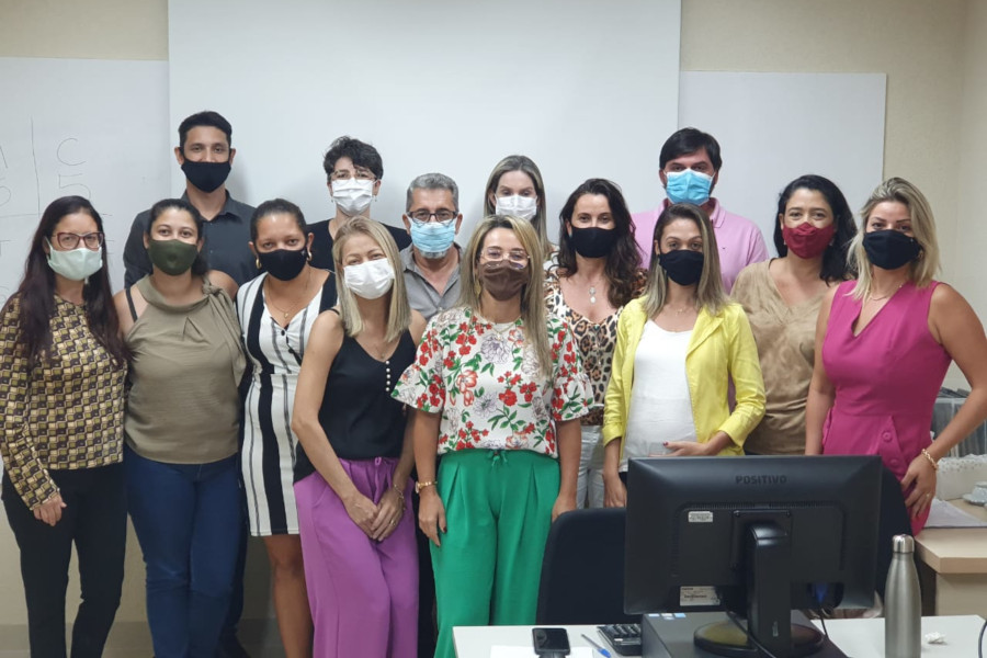 Foto mostra participantes do curso posando na frente da sala.