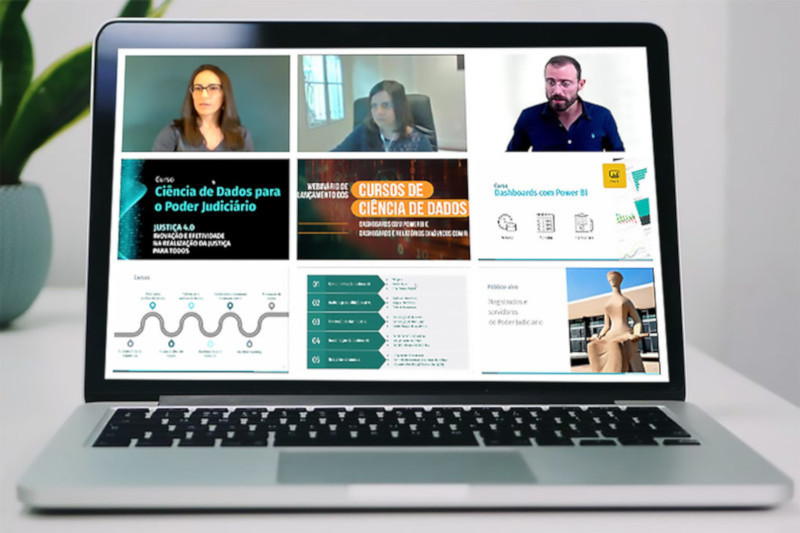 Foto mostra um notebook onde na tela se vê uma fotomontagem com diversos momentos do webinário de lançamento dos cursos.