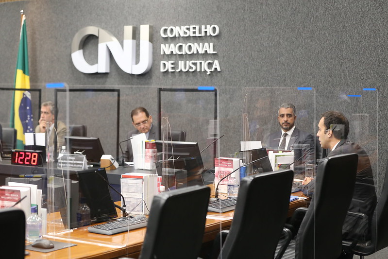 Foto de momento do evento, destacando participantes sentados na bancada principal do Plenário do CNJ.