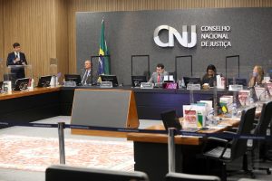 Foto mostra visão geral do Plenário do CNJ durante a apresentação das práticas.