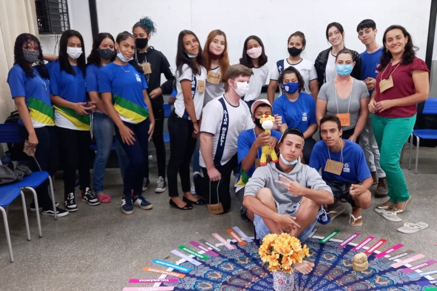 Foto mostra alunos e alunas que participaram do Círculo da Paz.