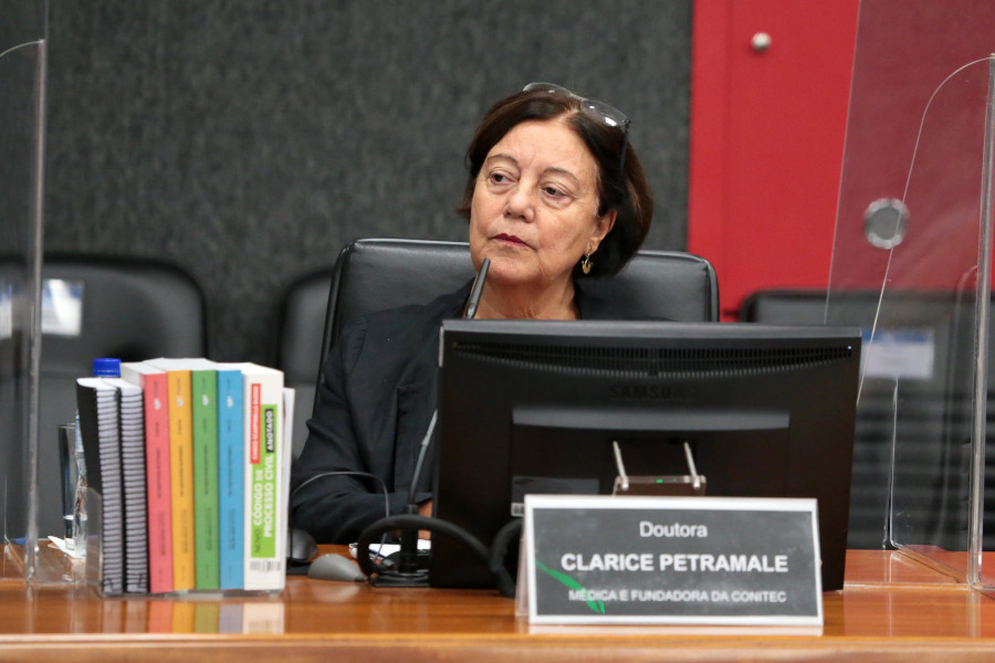 Foto mostra a médica sentada na bancada do Plenário do CNJ.