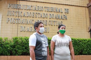 Foto mostra o casal que se reconciliou em frente à fachada do Posto Avançado de Cutias do Araguari.